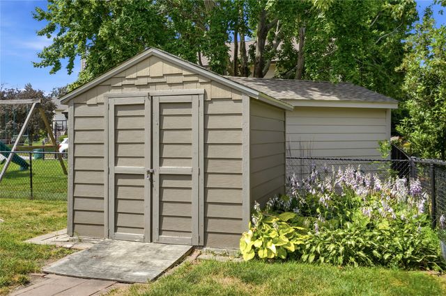 8221 Oakwood Drive, Urbandale, IA 50322