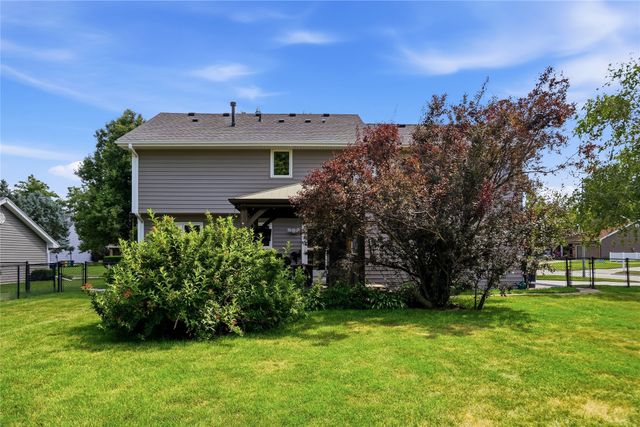 8221 Oakwood Drive, Urbandale, IA 50322