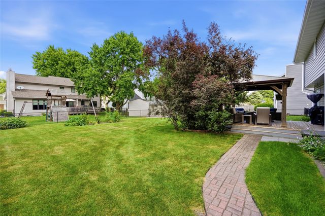 8221 Oakwood Drive, Urbandale, IA 50322