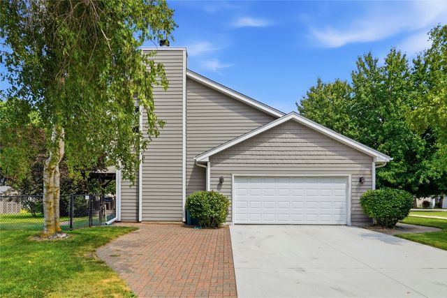 8221 Oakwood Drive, Urbandale, IA 50322