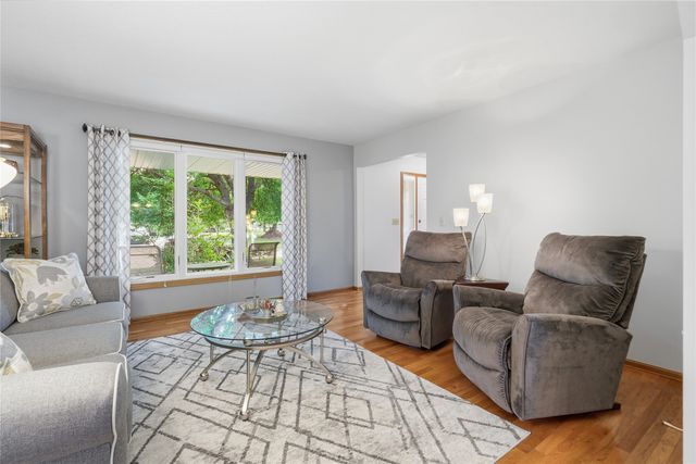 8221 Oakwood Drive, Urbandale, IA 50322