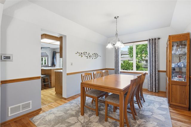 8221 Oakwood Drive, Urbandale, IA 50322