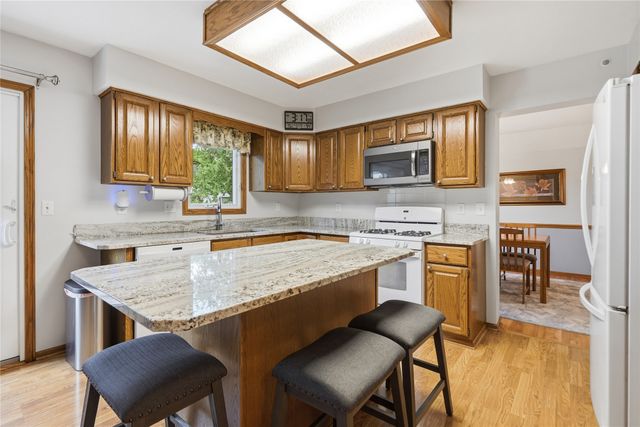 8221 Oakwood Drive, Urbandale, IA 50322