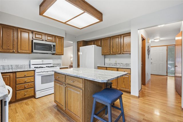 8221 Oakwood Drive, Urbandale, IA 50322