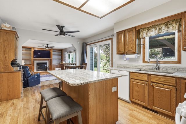 8221 Oakwood Drive, Urbandale, IA 50322