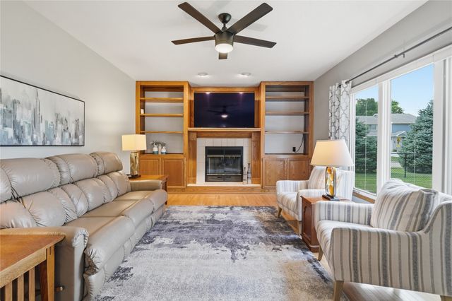 8221 Oakwood Drive, Urbandale, IA 50322