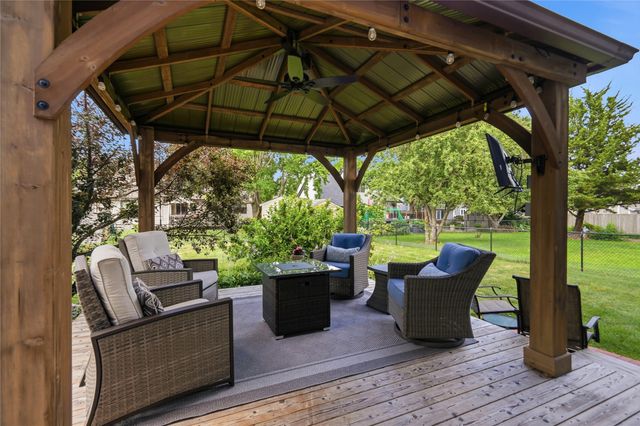 8221 Oakwood Drive, Urbandale, IA 50322