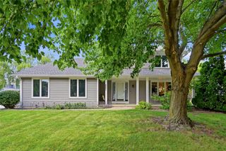 8221 Oakwood Drive, Urbandale, IA 50322