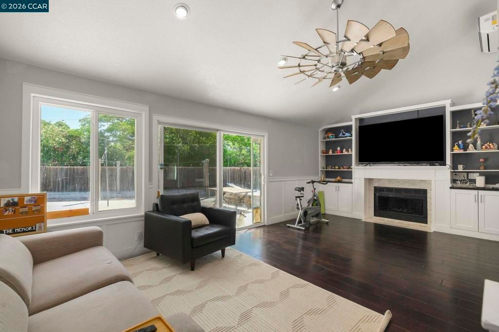 Image 7 of property listing at 11573 Fenwick Court, Dublin, CA 94568