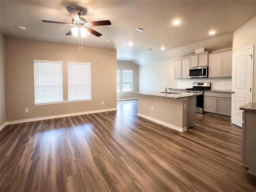 1417 Maverick, Sinton, TX 78387 — photo 2