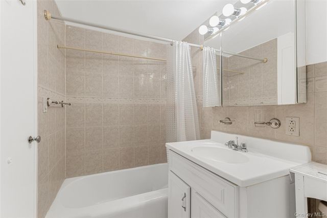 8 Fordham Oval 16B, Bronx, NY 10468