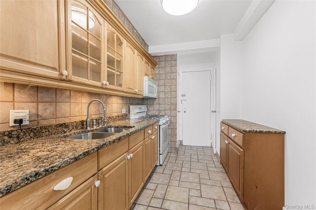 8 Fordham Oval 16B, Bronx, NY 10468