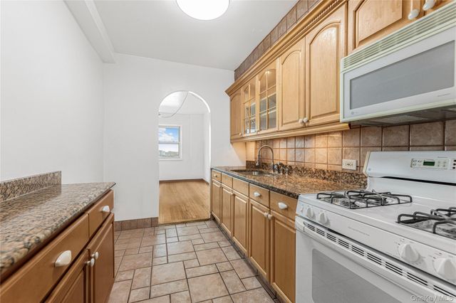 8 Fordham Oval 16B, Bronx, NY 10468