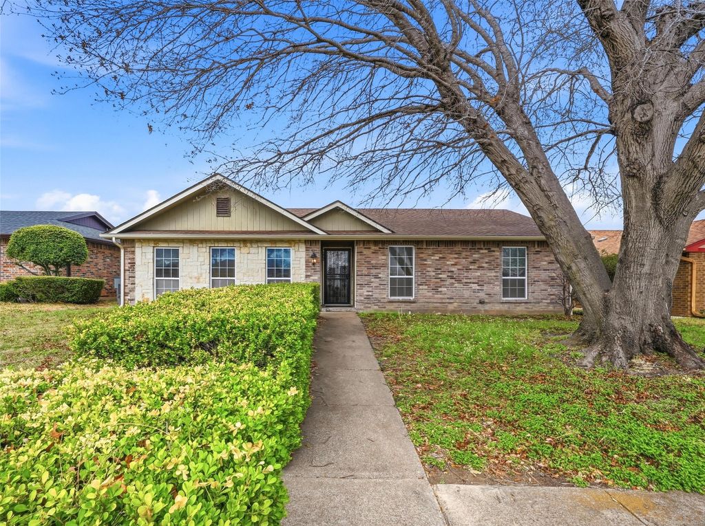 905 Brookhaven Drive, Lancaster, TX 75134
