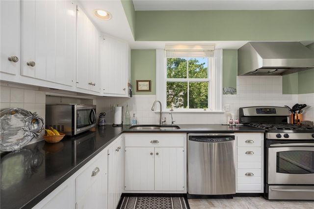 7 Prairie Avenue, Newport, RI 02840