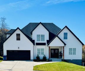 1388 Sussex Dr, Clarksville, TN 37042