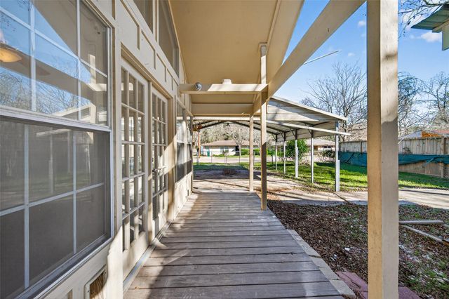 210 N Shirley Lane, Willis, TX 77378