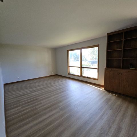 215 N Main St, Canton, KS 67428