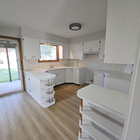 215 N Main St, Canton, KS 67428