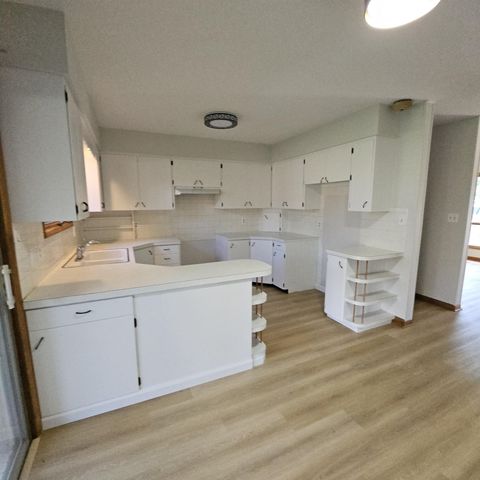 215 N Main St, Canton, KS 67428