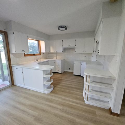 215 N Main St, Canton, KS 67428