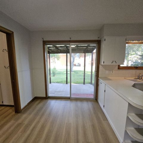 215 N Main St, Canton, KS 67428