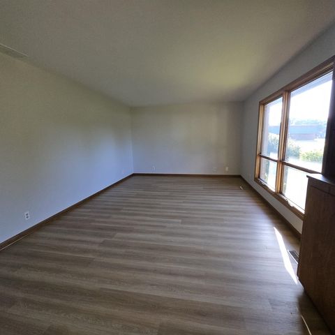 215 N Main St, Canton, KS 67428