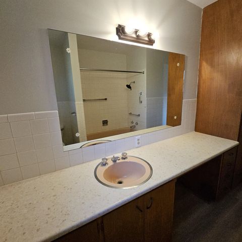 215 N Main St, Canton, KS 67428