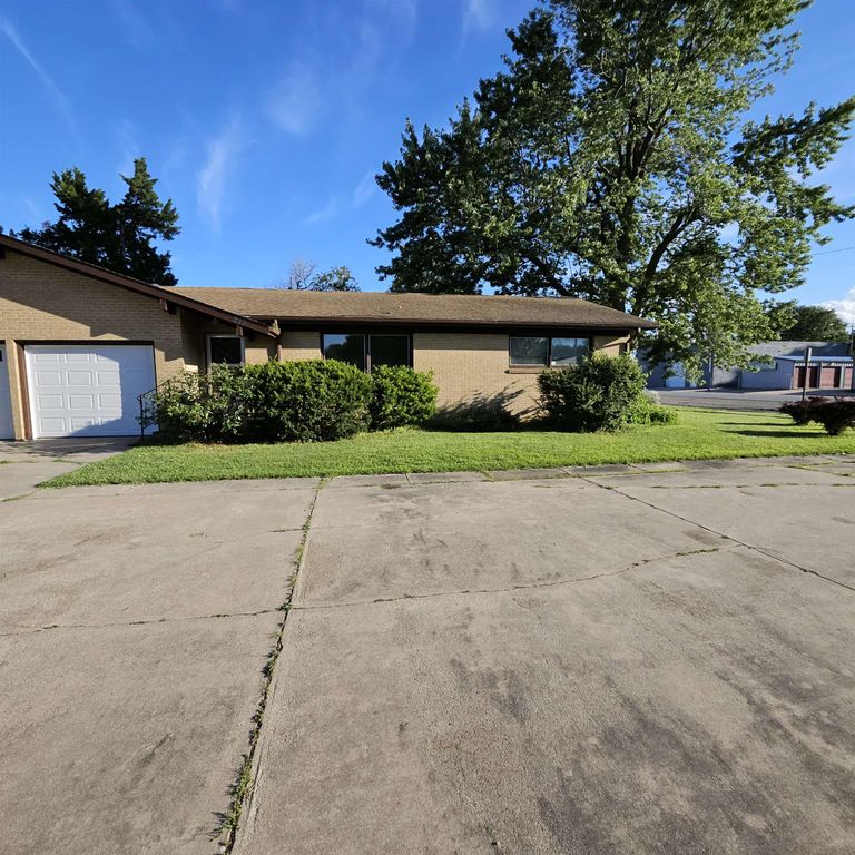 215 N Main St, Canton, KS 67428