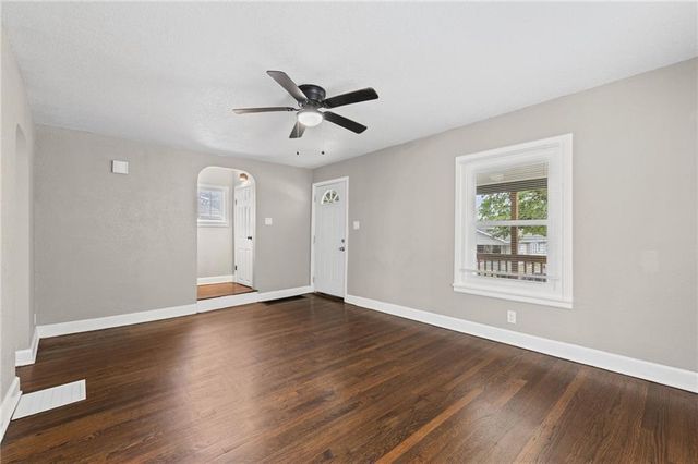 822 S Hardy Avenue, Independence, MO 64053