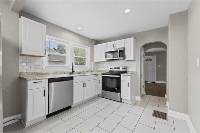 822 S Hardy Avenue, Independence, MO 64053