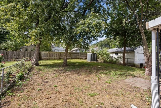 822 S Hardy Avenue, Independence, MO 64053