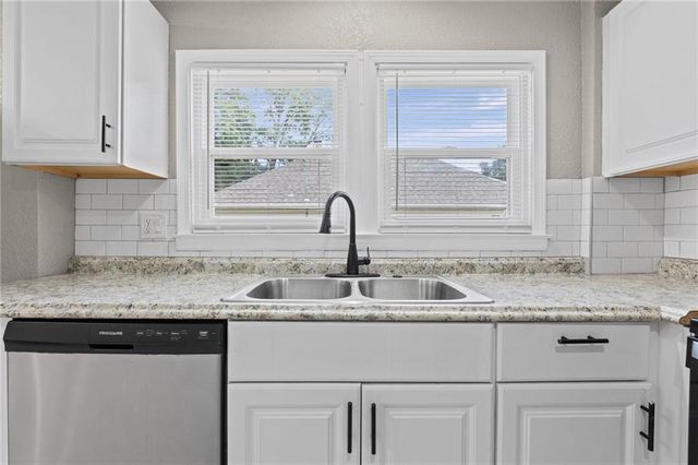 822 S Hardy Avenue, Independence, MO 64053