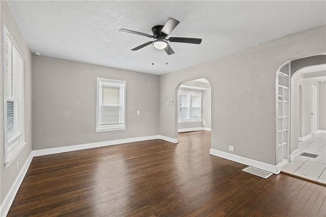 822 S Hardy Avenue, Independence, MO 64053