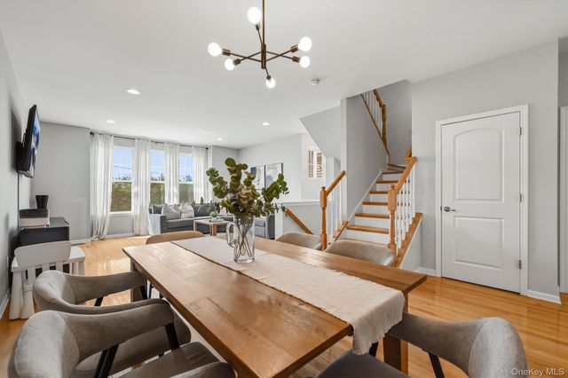 806 Hawthorn Way, New Windsor, NY 12553