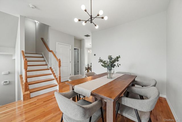 806 Hawthorn Way, New Windsor, NY 12553