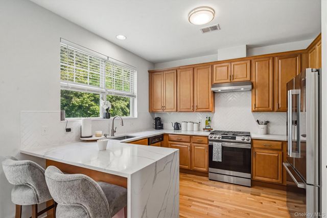 806 Hawthorn Way, New Windsor, NY 12553