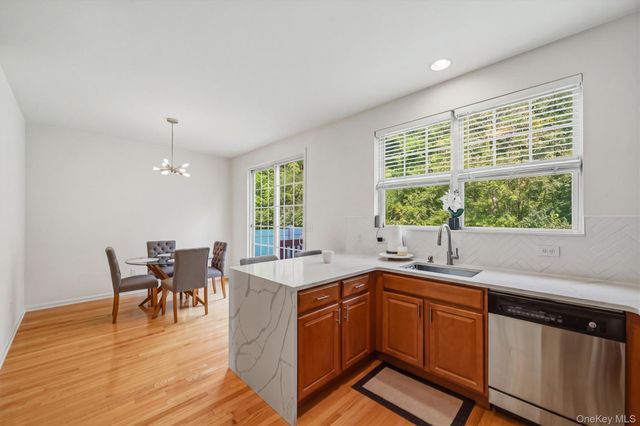 806 Hawthorn Way, New Windsor, NY 12553