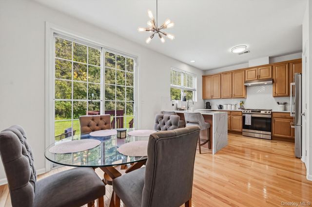 806 Hawthorn Way, New Windsor, NY 12553