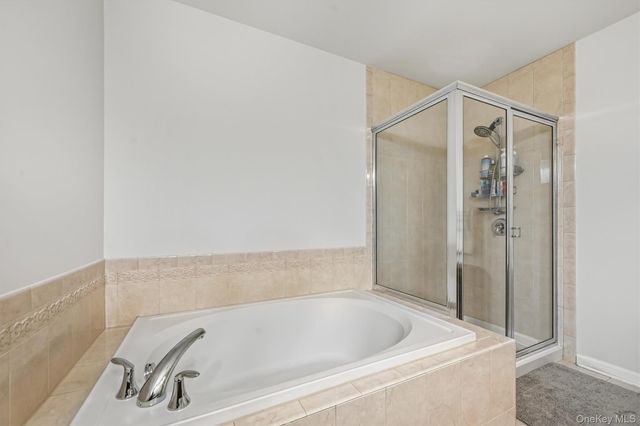 806 Hawthorn Way, New Windsor, NY 12553