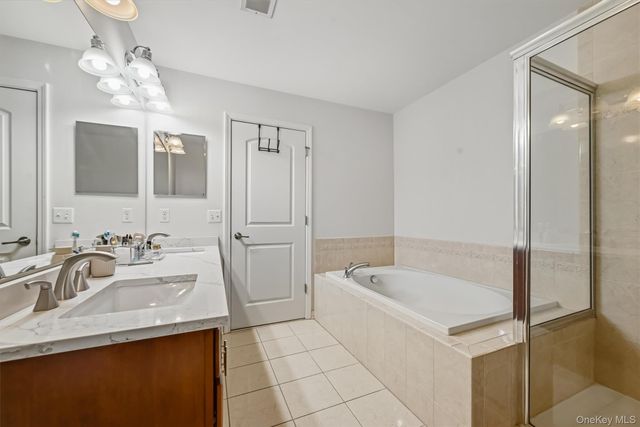 806 Hawthorn Way, New Windsor, NY 12553