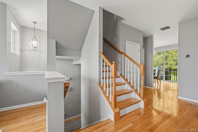 806 Hawthorn Way, New Windsor, NY 12553