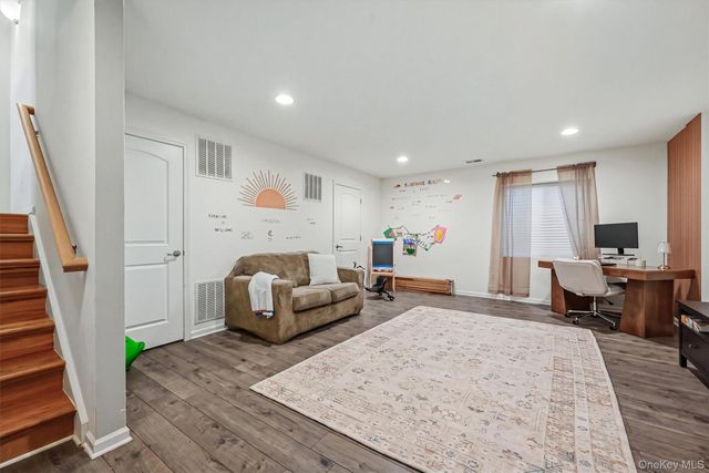 806 Hawthorn Way, New Windsor, NY 12553