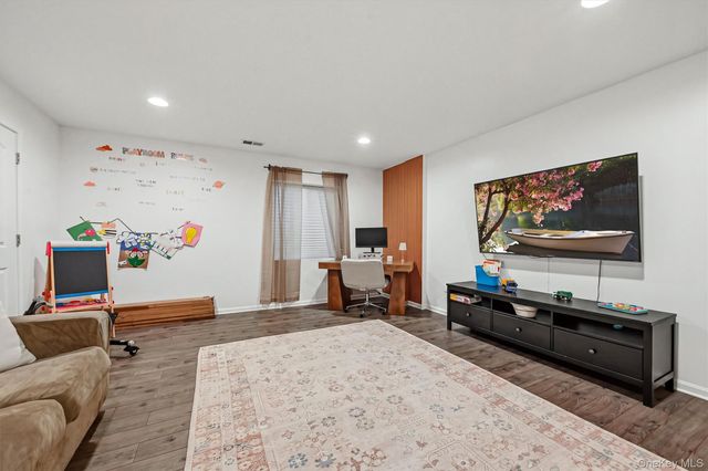806 Hawthorn Way, New Windsor, NY 12553