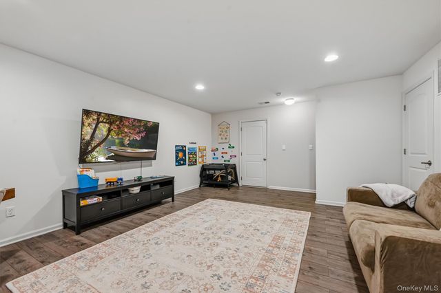 806 Hawthorn Way, New Windsor, NY 12553