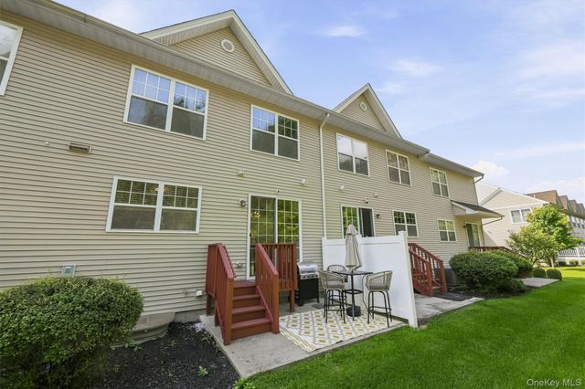 806 Hawthorn Way, New Windsor, NY 12553