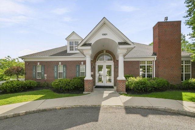 806 Hawthorn Way, New Windsor, NY 12553