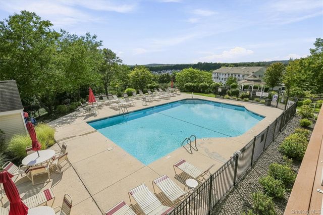 806 Hawthorn Way, New Windsor, NY 12553