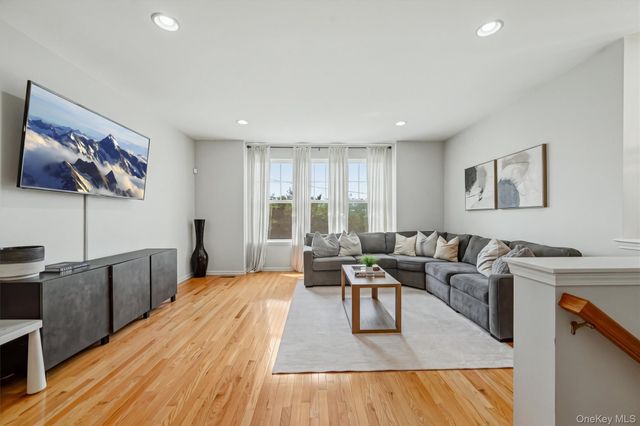 806 Hawthorn Way, New Windsor, NY 12553