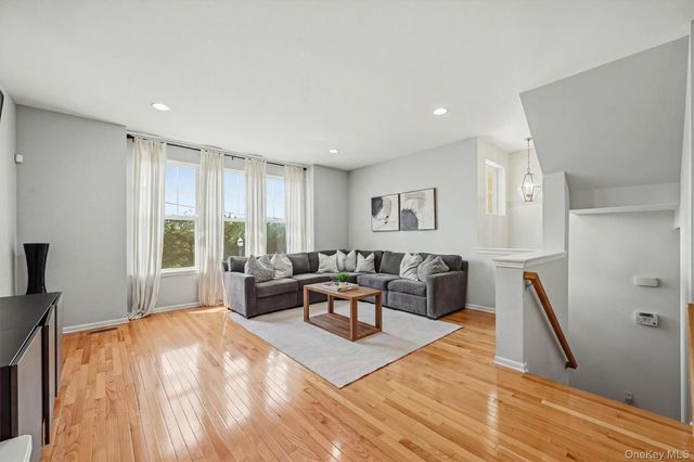 806 Hawthorn Way, New Windsor, NY 12553
